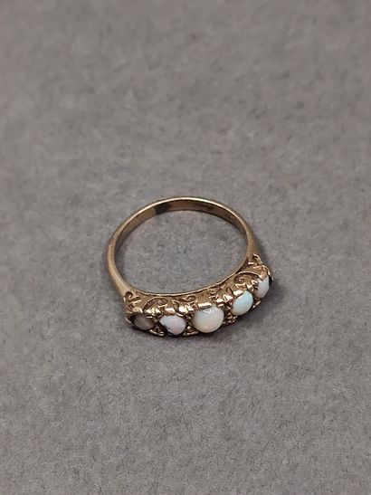 BAGUE en or 9kt ornée de cinq opales (deux...