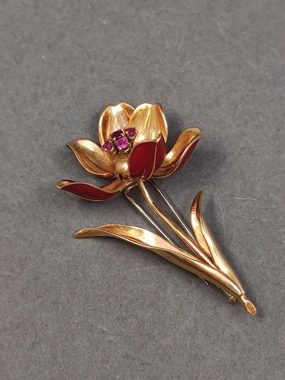 BROCHE fleur articulée en or jaune 750° représentant...