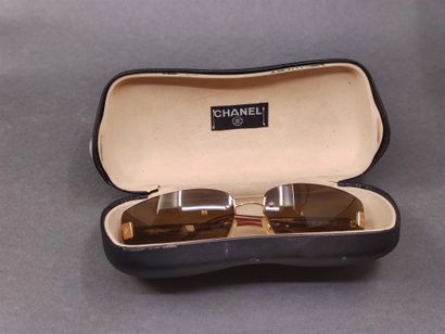 CHANEL 

Paire de lunettes de soleil