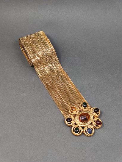 CHANEL

Ceinture en métal dorée ornée d'un...