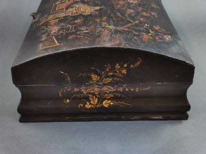 Boite à perruque en bois laqué et doré sur...