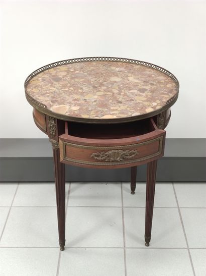 Table bouillote de forme ronde, en acajou...