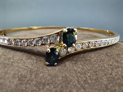 PARURE comprenant : 

COLLIER en or jaune...