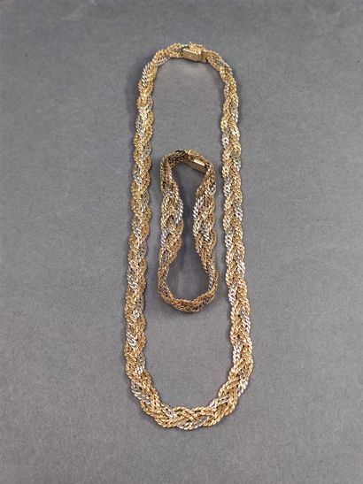 
PARURE comprenant :



Collier trois ors...