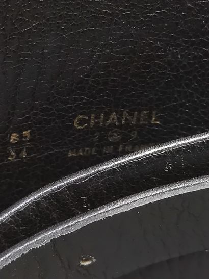 CHANEL

Importante ceinture en cuir noir

Composée...