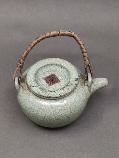 CHINE

Petite théière, couleur céladon marquée...