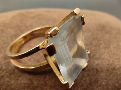 BAGUE en or jaune 750° ornée d'une aigue-marine...