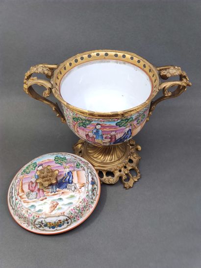 
CANTON



Pair of porcelain covered pots...