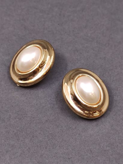 DIOR 

Paire de boucles d'oreille en métal...