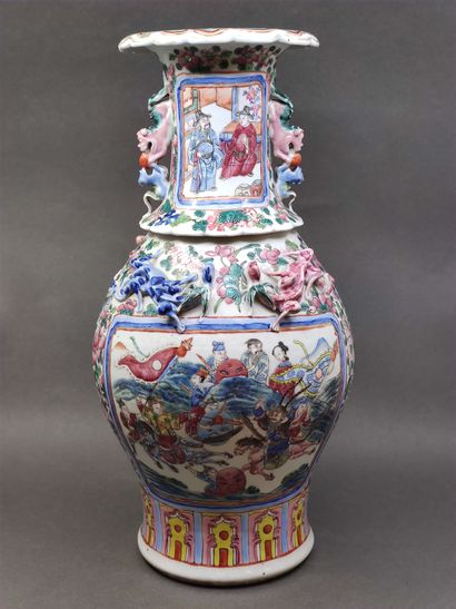 
CHINA, Canton - 19th century
A pair of polychrome...