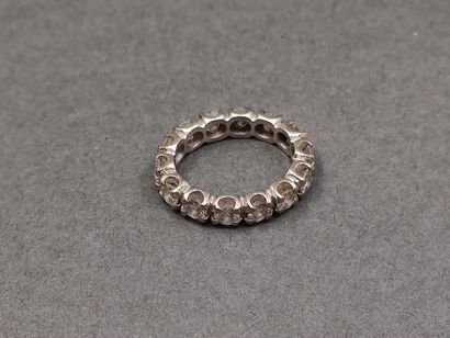 
ALLIANCE en or gris 750° ornée de 14 diamants...