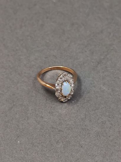 BAGUE en or et platine ornée d'une opale...