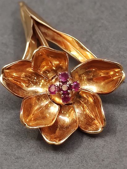 BROCHE fleur articulée en or jaune 750° représentant...
