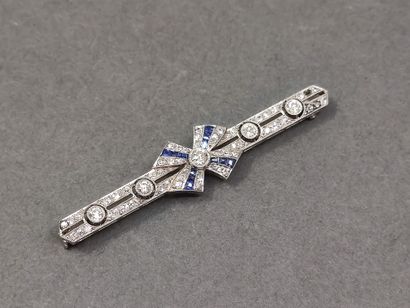 BROCHE barette en or gris 750° ornée de diamants...