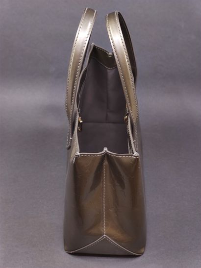 
Louis VUITTON Wilshire




Sac en cuir vernis...