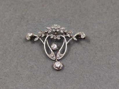 TRAVAIL Français 

DELICATE BROCHE en platine...