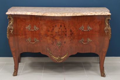 Commode galbée ouvrant par deux tirois sur...