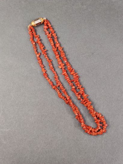 COLLIER corail, à double rang ras de cou

Fermoir...