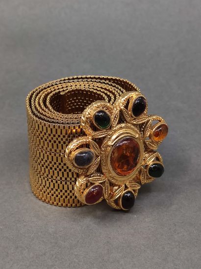 CHANEL

Ceinture en métal dorée ornée d'un...
