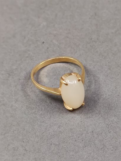 BAGUE en or jaune 750 ° ornée d'un cabochon...