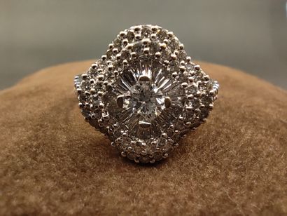 BAGUE en or gris 750° ornée d'un diamant...