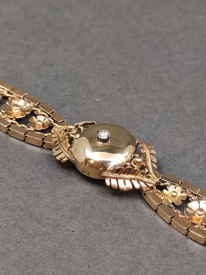 BRACELET en or jaune 750° orné d'un diamant...