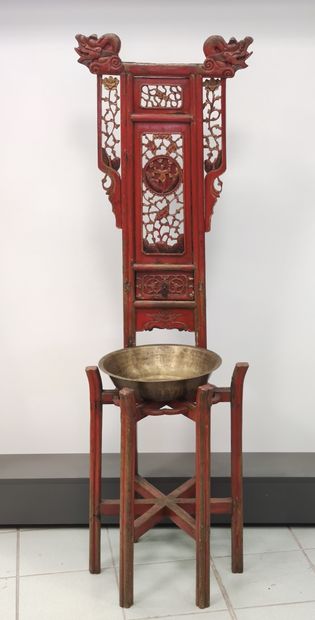 CHINE.

Curieux meuble de toilette en bois...