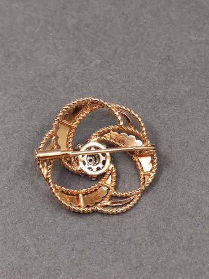 
BROCHE ronde en or deux tons 750 ornée de...