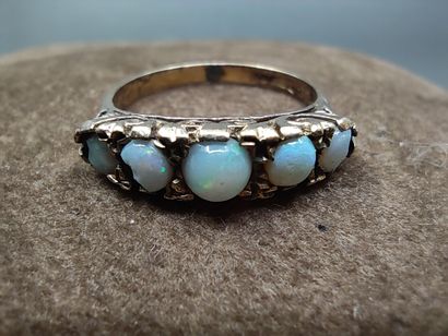 BAGUE en or 9kt ornée de cinq opales (deux...