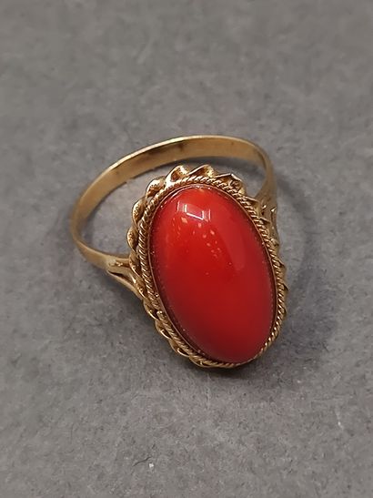 BAGUE en or jaune 750° ornée d'un cabochon...