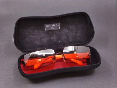 CHANEL

Paire de lunettes de soleil