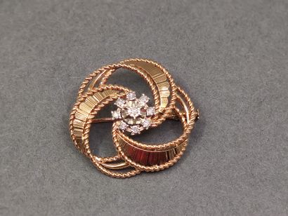 
BROCHE ronde en or deux tons 750 ornée de...