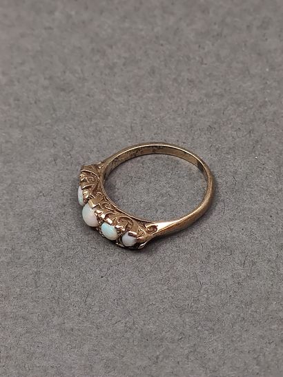 BAGUE en or 9kt ornée de cinq opales (deux...