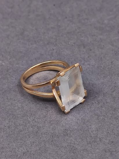 BAGUE en or jaune 750° ornée d'une aigue-marine...