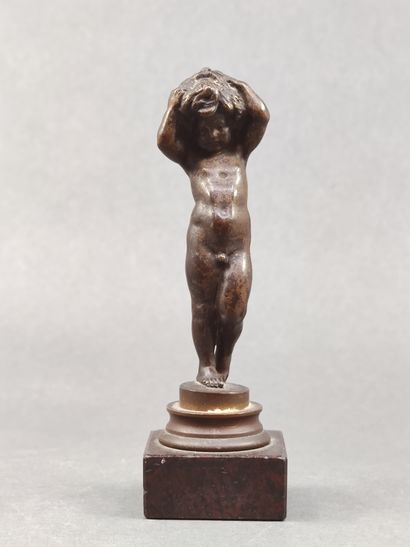PETITE STATUE en bronze d un cherubin portant...