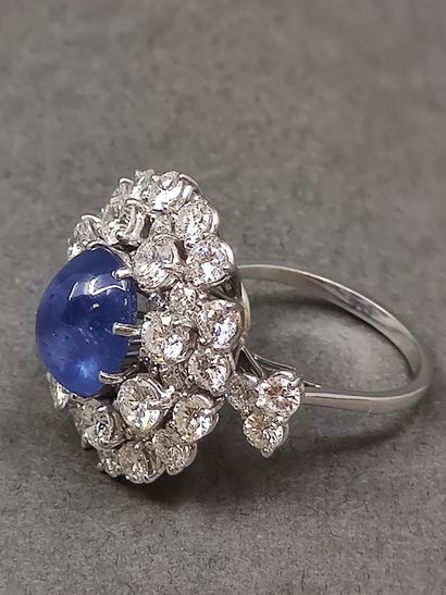 IMPORTANTE bague en or gris 750° ornée d'un...