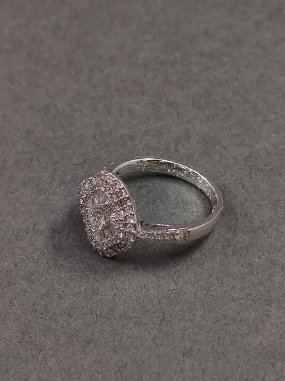 BAGUE en or gris 750° ornée d'un diamant...