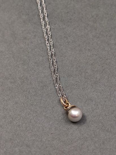 CHAINE en or gris 750 accompagnée d'un pendentif...
