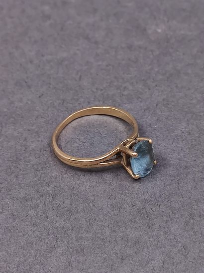 BAGUE en or jaune 750° ornée d'une topaze...