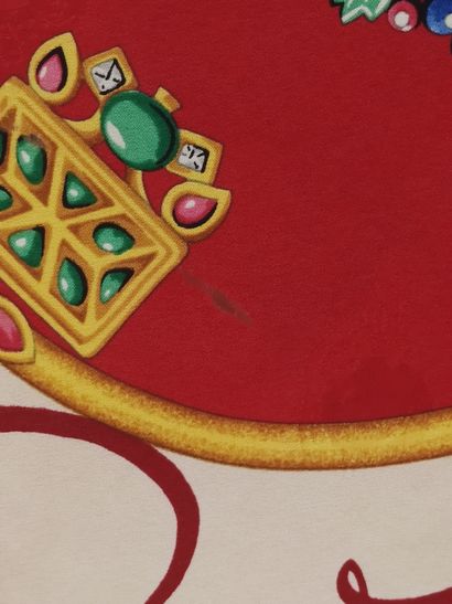 
CARTIER must de 



Foulard en soie rose/rouge



Trou...