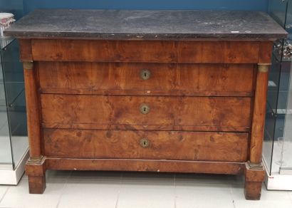 Commode rectangulaire en noyer et placage...