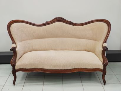 
Mobilier de salon en noyer mouluré et sculpté




Garniture...