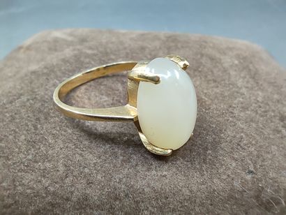 BAGUE en or jaune 750 ° ornée d'un cabochon...