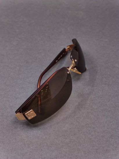 CHANEL 

Paire de lunettes de soleil