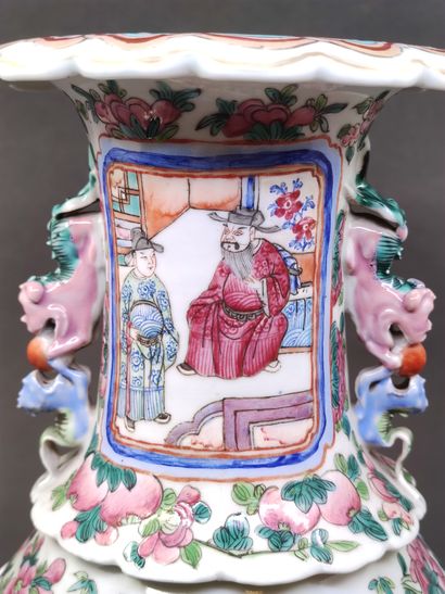 
CHINA, Canton - 19th century
A pair of polychrome...
