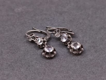 
PAIRE de dormeuses en argent ornée de pierres...