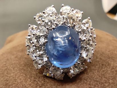 IMPORTANTE bague en or gris 750° ornée d'un...