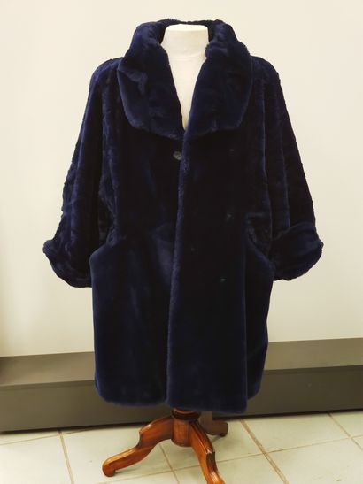 MANTEAU en fourure synthétique bleue

Taille...