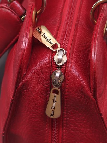 MAC DOUGLAS 

SAC à main en cuir rouge 

Dans...