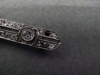 BROCHE barette en or gris 750° ornée de diamants...